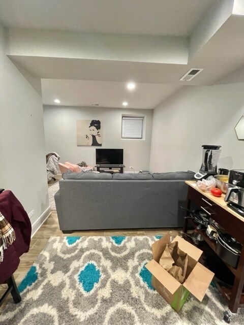 Building Photo - 910 W Waveland Ave