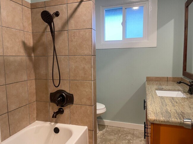 Building Photo - Welcome Home 3b/1ba Updated Home