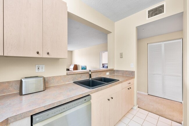 Building Photo - 100 Uno Lago Dr