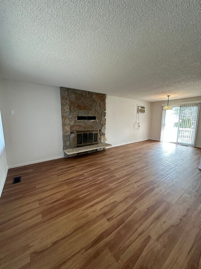 Building Photo - Gorgeous 4 Bedroom 2 Bathroom House!!!! #1101