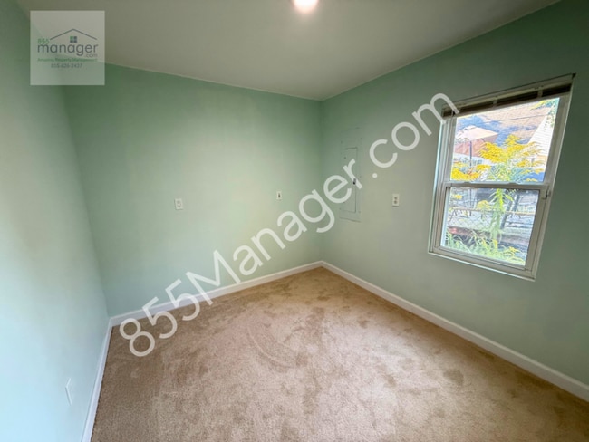 Building Photo - Updated 4-Bedroom with Primary Suite & Fen...