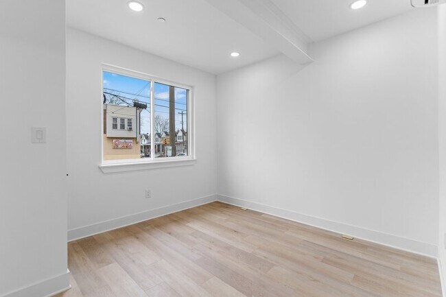 Building Photo - 6049 Elmwood Ave