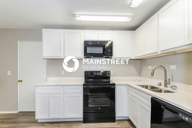 Building Photo - 4 Bedroom Pet-Friendly Home in St. Louis, MO with Main Street Renewal