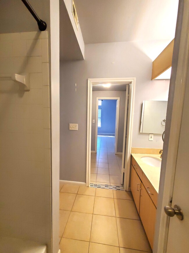 Building Photo - 2209 Hancock Dr