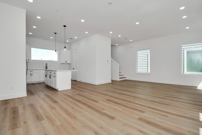 Building Photo - 3036 Live Oak St