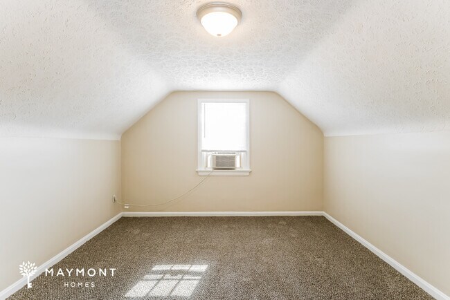 Building Photo - Charming 3 Bedroom Home