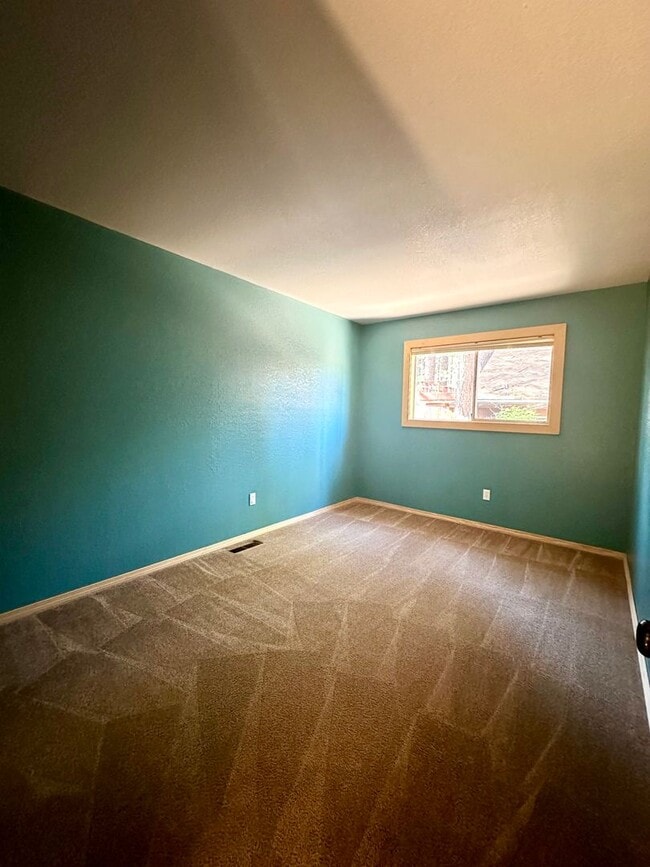 Building Photo - Well Kept Home in Quiet Neighborhood with ...