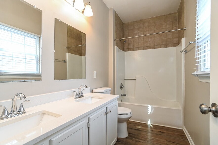 Building Photo - 2117 David Earl Dr