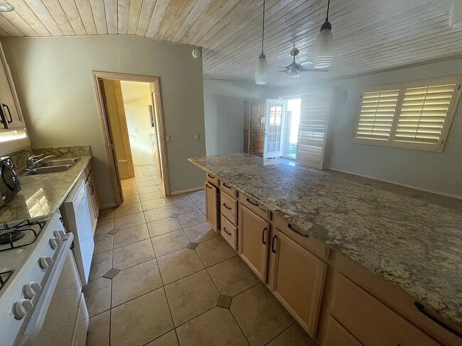 Building Photo - 44510 San Carlos Ave