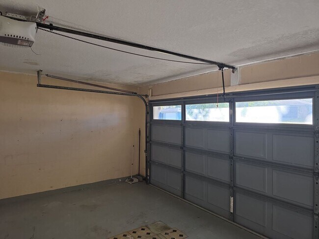 Building Photo - Beautuful 2 bedroom, 2 bath, 2 car garage rental home in Weeki Wachee!