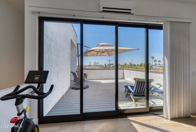 Building Photo - 540 W Mariposa St