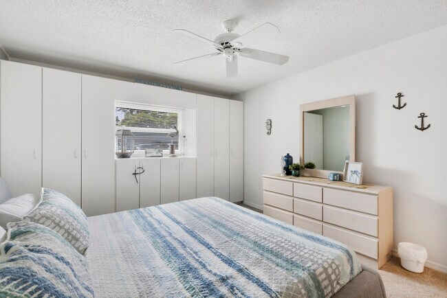 Building Photo - 5800 Hollywood Blvd