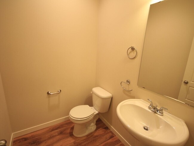 Building Photo - Beautiful Auburn Home You Will Not Want To...