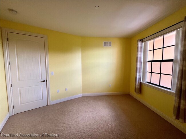 Building Photo - 2351 Lakeview Dr