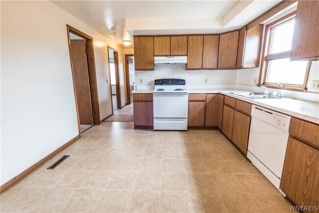 Building Photo - 325 Kaymar Dr