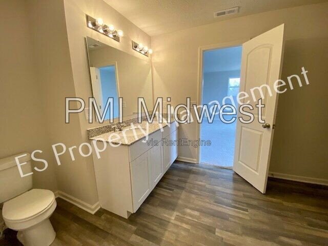 Building Photo - 2608 W Kings Cyn Dr