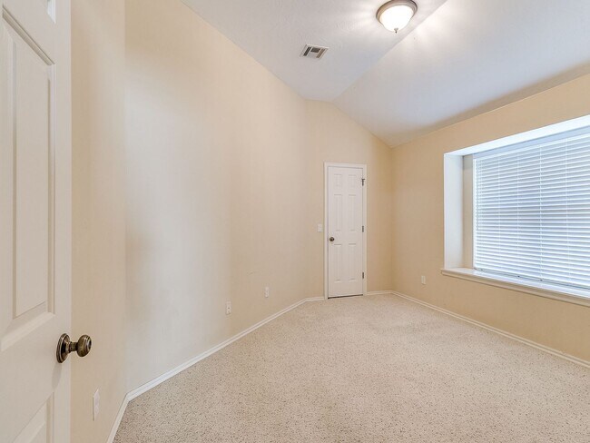 Building Photo - Beautiful Home With Lake View - 3 Bed + 2 Bath