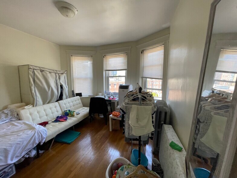 Building Photo - 440 Park Dr