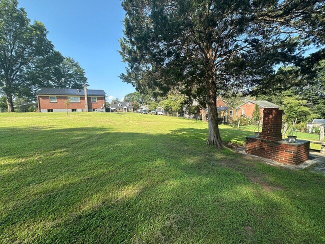 Building Photo - One Level Brick House Near University of L...