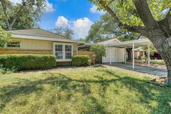 Building Photo - 2442 Oates Dr