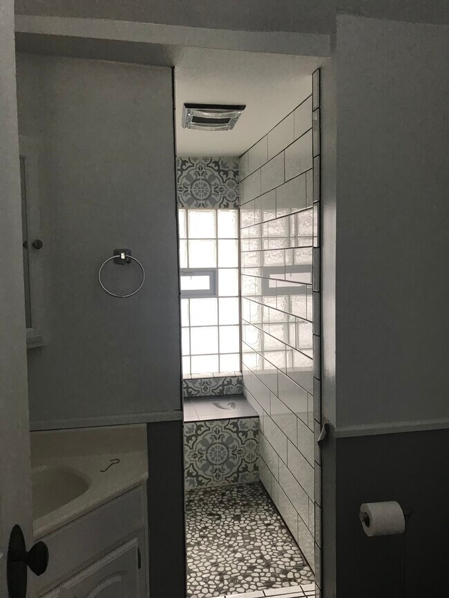 Building Photo - 325 S Main St