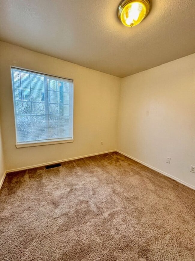 Building Photo - 3 Bedroom 2 Bath Centrally Located Condo