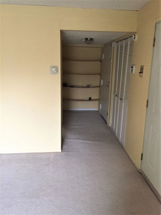 Building Photo - Amazing 1-Bedroom Condo at Bentley Square ...