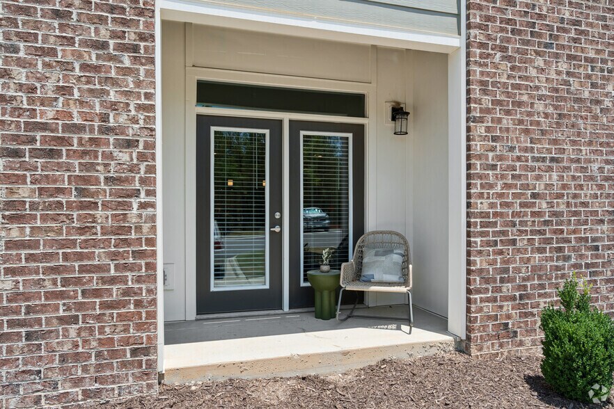 2BR, 2BA - 1,070SF - Patio - Elevate Riverview