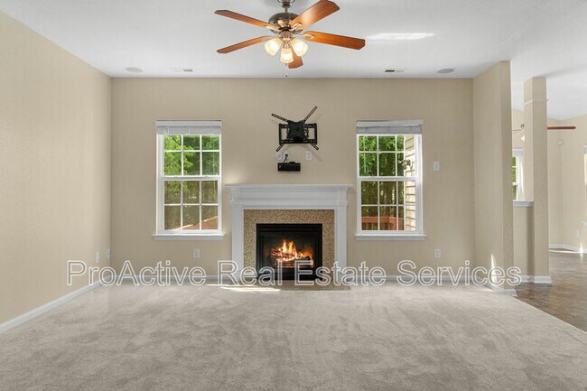 Building Photo - 729 Creekwood Dr