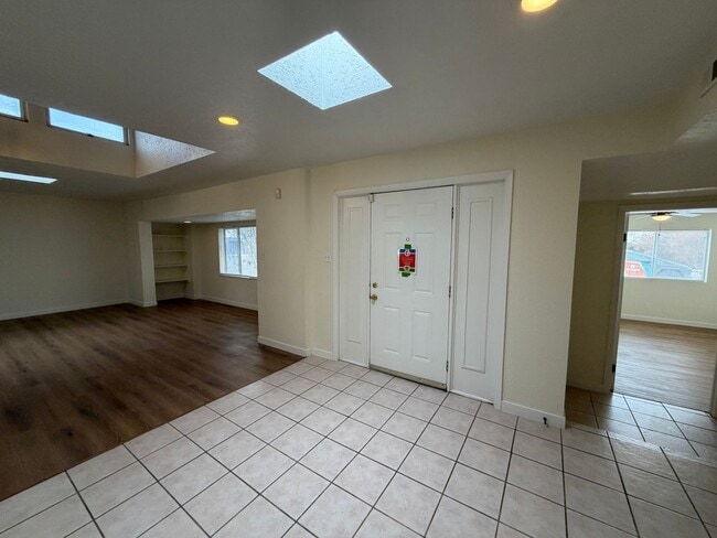 Building Photo - 3 Bedroom Single Story Home Available Near Constitution Ave NE & San Pedro Dr NE!