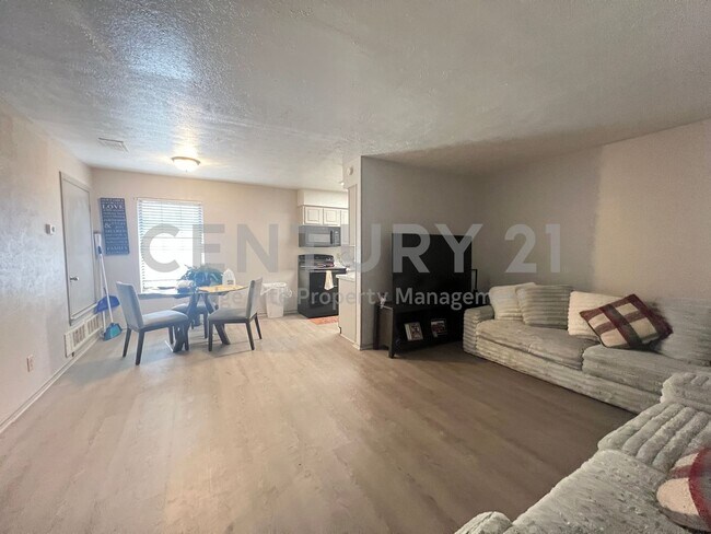 Building Photo - Spacious 2/1.5 Apartment in Denton Ready for Immediate Occupancy!