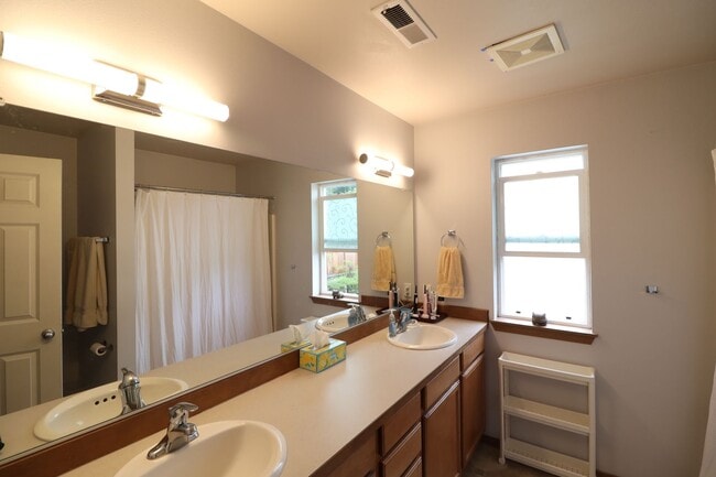 Building Photo - 4 Bed 2.5 Bath - Fully Fenced - Pet Friend...