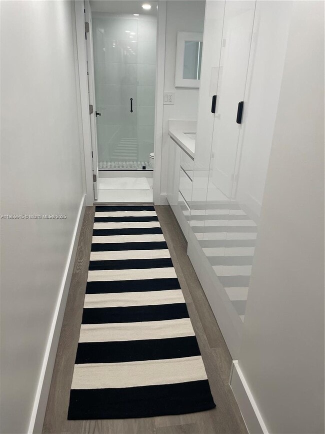 Building Photo - 2625 Collins Ave