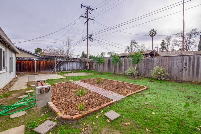 Building Photo - Wow! What a Great Home! Available NOW!