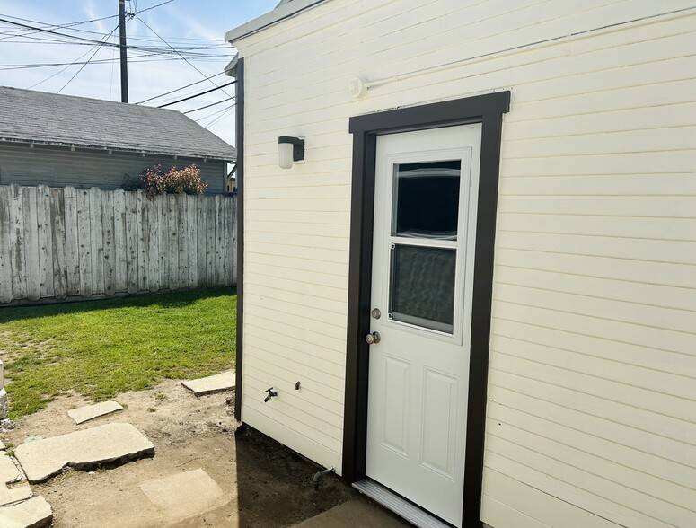 Rear community space yard and laundry facilities - 1537 Freeman Ave