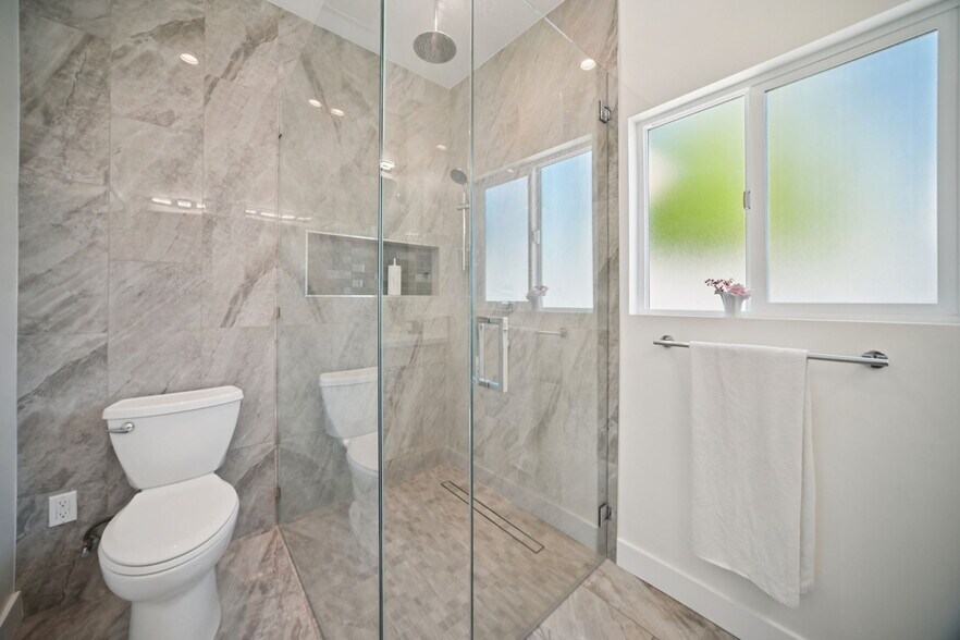 Building Photo - 8436 Oakdale Ave