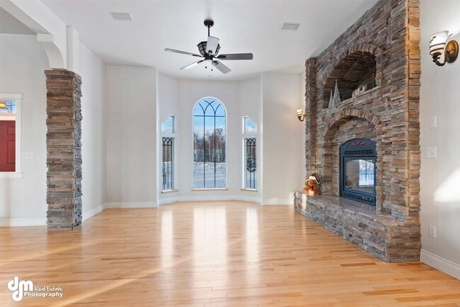 Building Photo - Gorgeous Palmer Home!