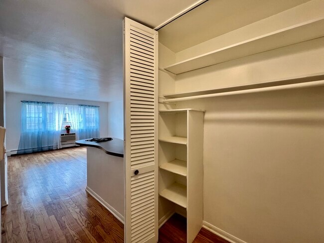 Building Photo - 2411 W Balmoral Ave