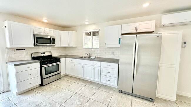 Building Photo - Beautiful, Single Story, Private Entry, De...