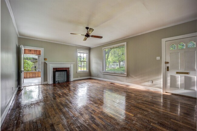 Building Photo - Freshly Updated 3 Bedroom Home