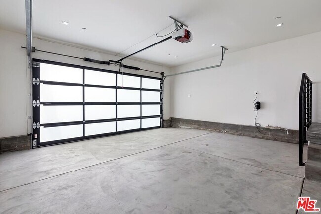 Building Photo - 12730 Montana Ave