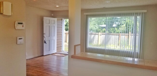 Building Photo - North Seattle/Shoreline 2BD1BA