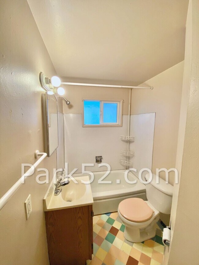 Building Photo - Tacoma Single Family 2 Bedroom 1 Bath With...
