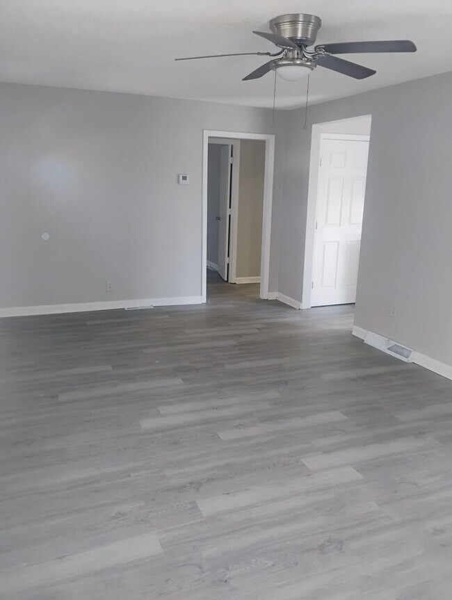 Building Photo - Cozy 2BR Home in KC Northland – Fully Fenced Yard & Fresh Updates