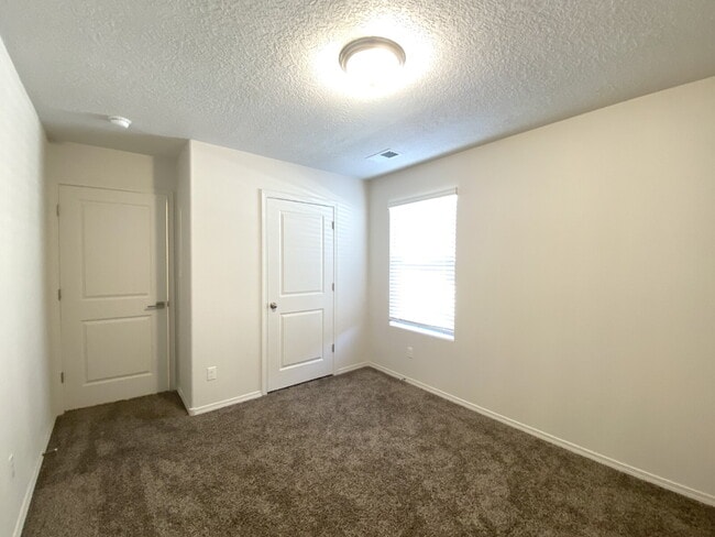 Building Photo - Enchanted Hills - 3BR/2Bath/Backyard Mountantain Views