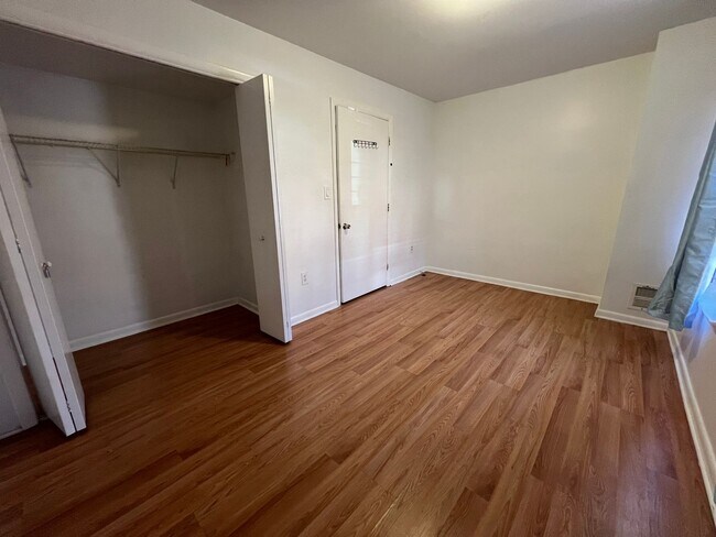 Building Photo - Stunning 4-Bedroom Townhome with Parking Spot Near Temple University! Available August 2026!