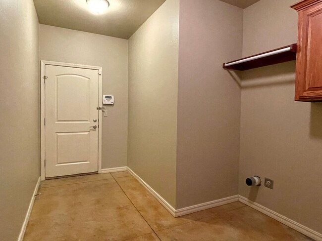 Building Photo - Spacious 2 bed 2 bath in the Plaza Distric...