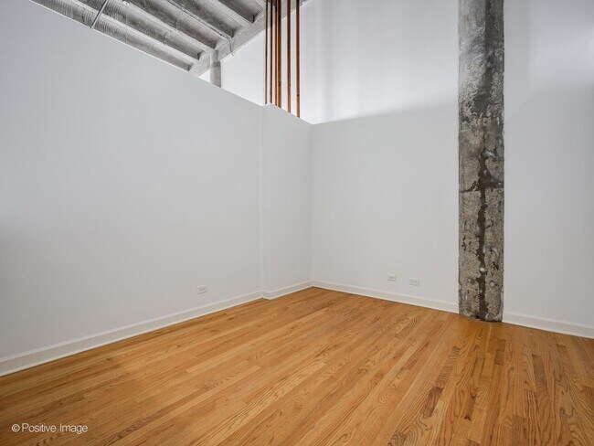 Building Photo - 2545 S Dearborn St
