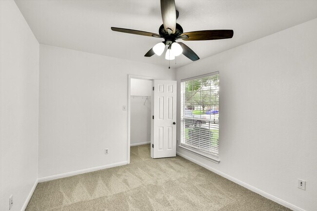 Building Photo - 808 Meadow Bluff Ct