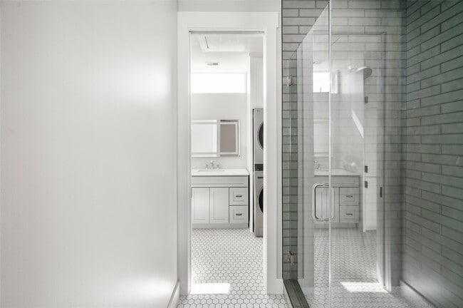 Building Photo - 323 E 24th St